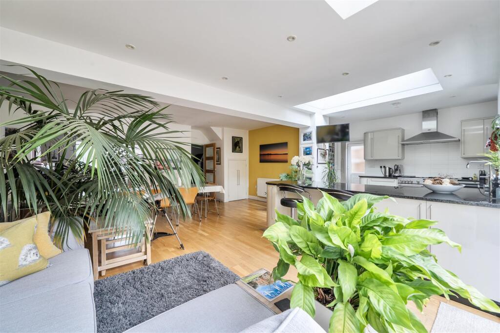 House in Slough - View 4