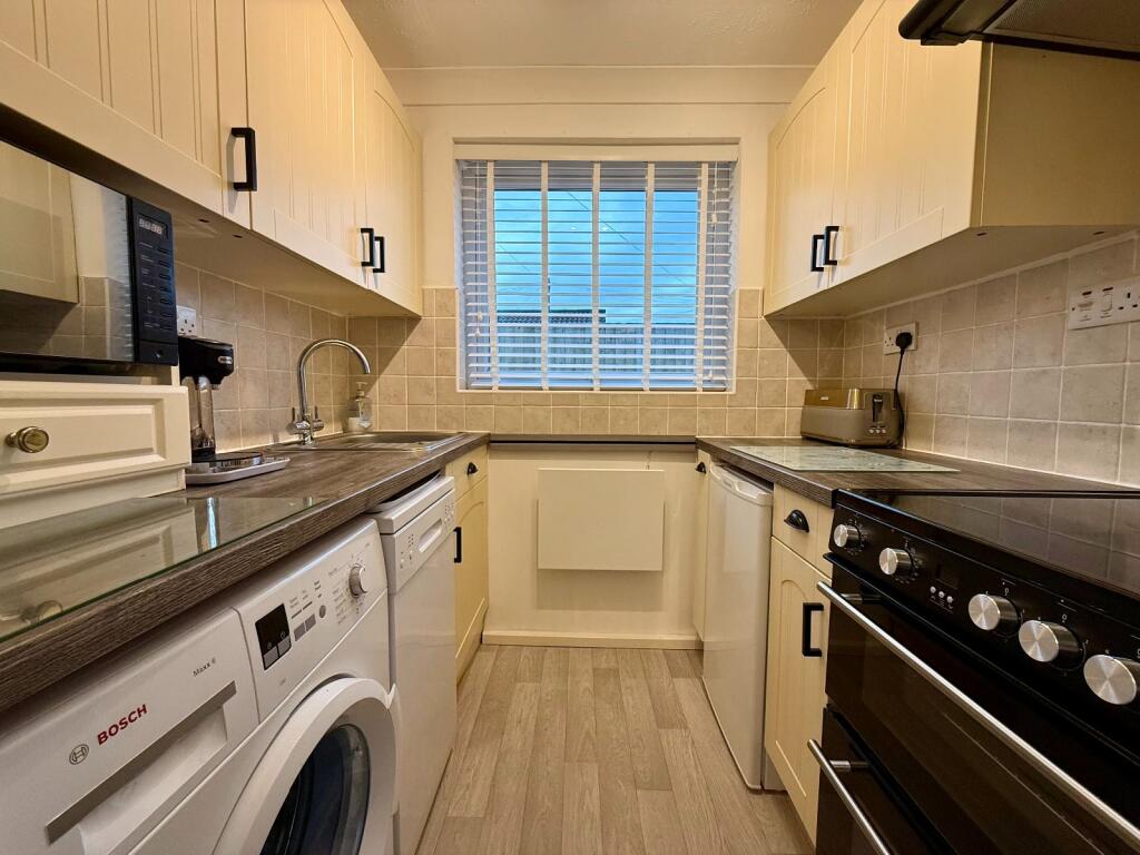 15 Glan Y Mor, Fairbourne, LL38 2BX photo 4