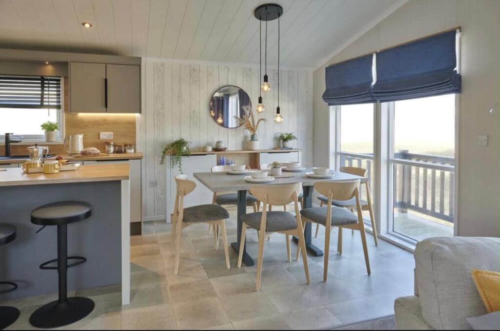 House in Newport, Shide - More