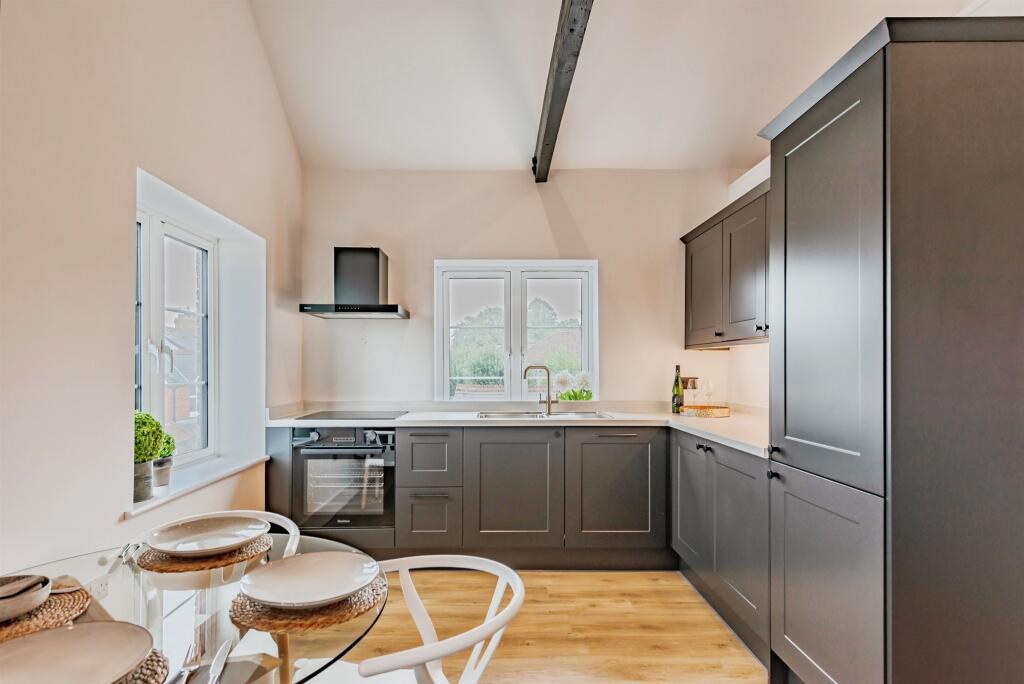 Apartment in Redhill, Reffles Bridge, Earlswood - View 2