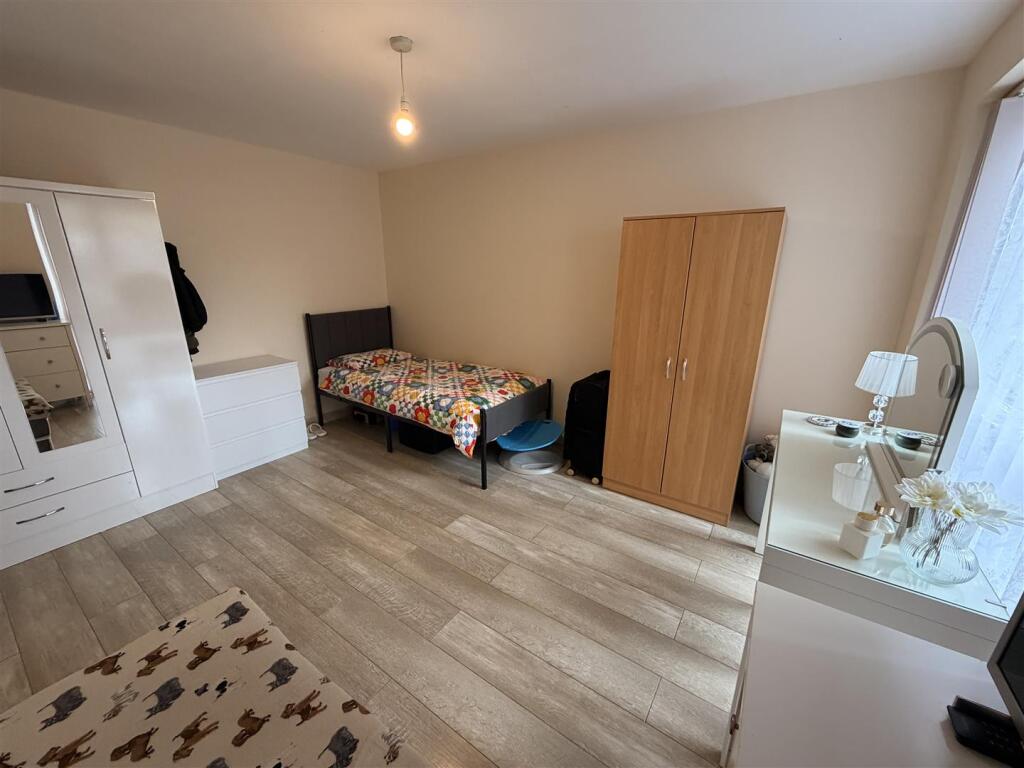 Apartment in London, Oakwood, Southgate - View 3