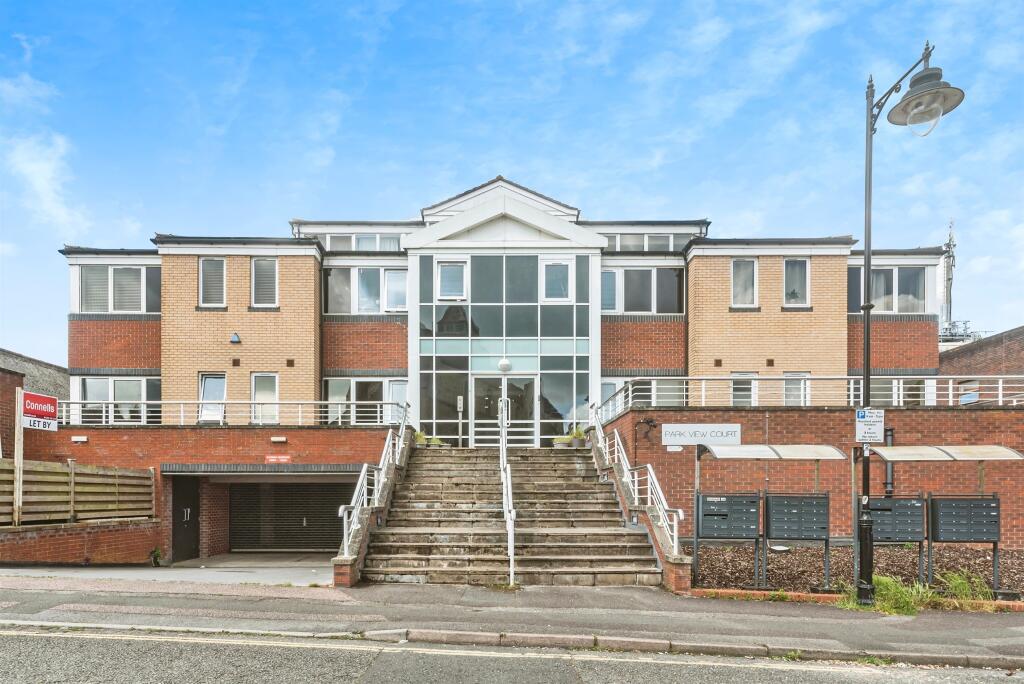 Studio flat on Victoria Street, Basingstoke, £150,000