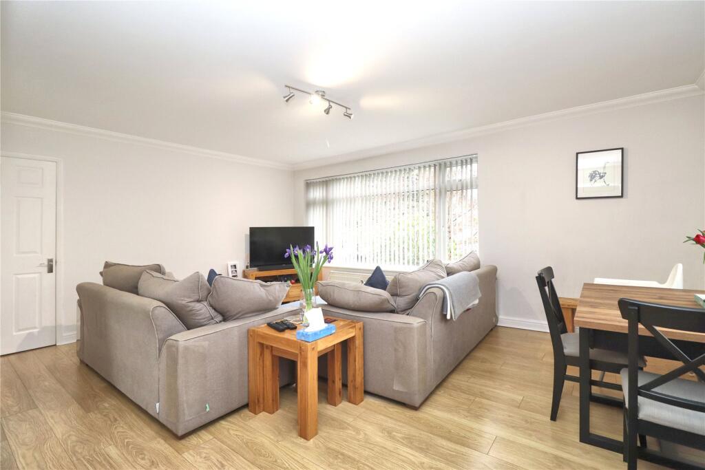 Kingfield Drive, Woking, Surrey, GU22 photo 3