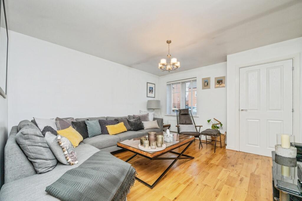Sandringham Avenue, Stratford-upon-Avon, Warwickshire, CV37 photo 3