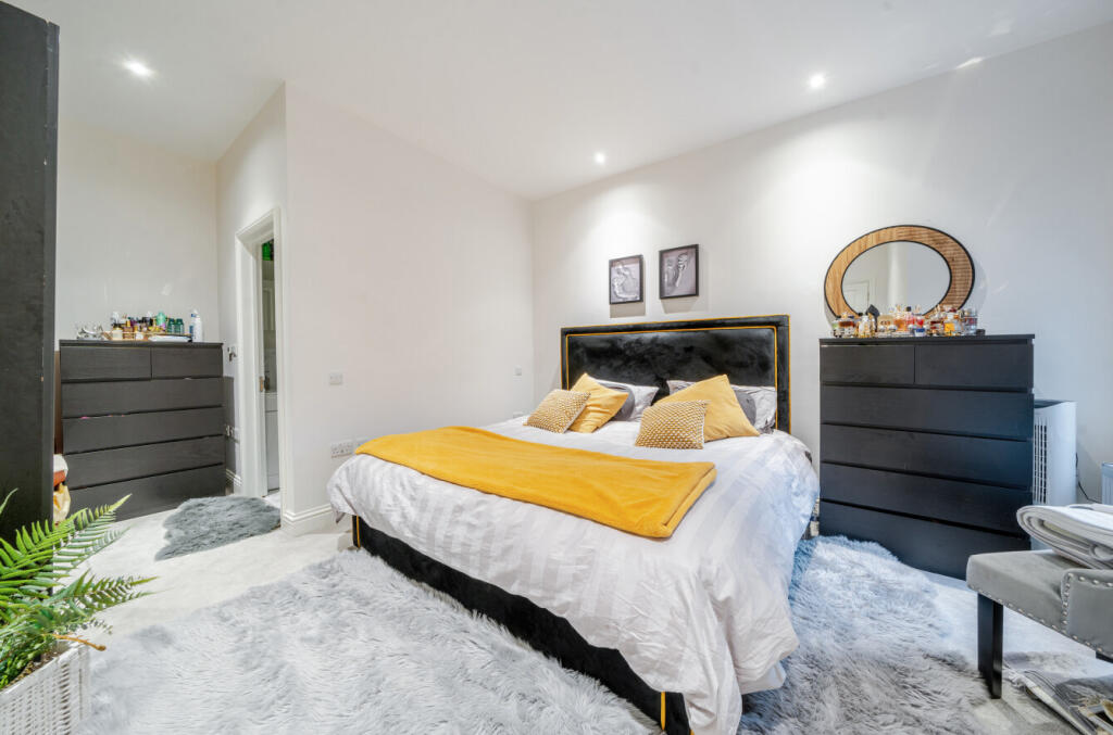 3-bed flat on Askew Road, London, £550,000