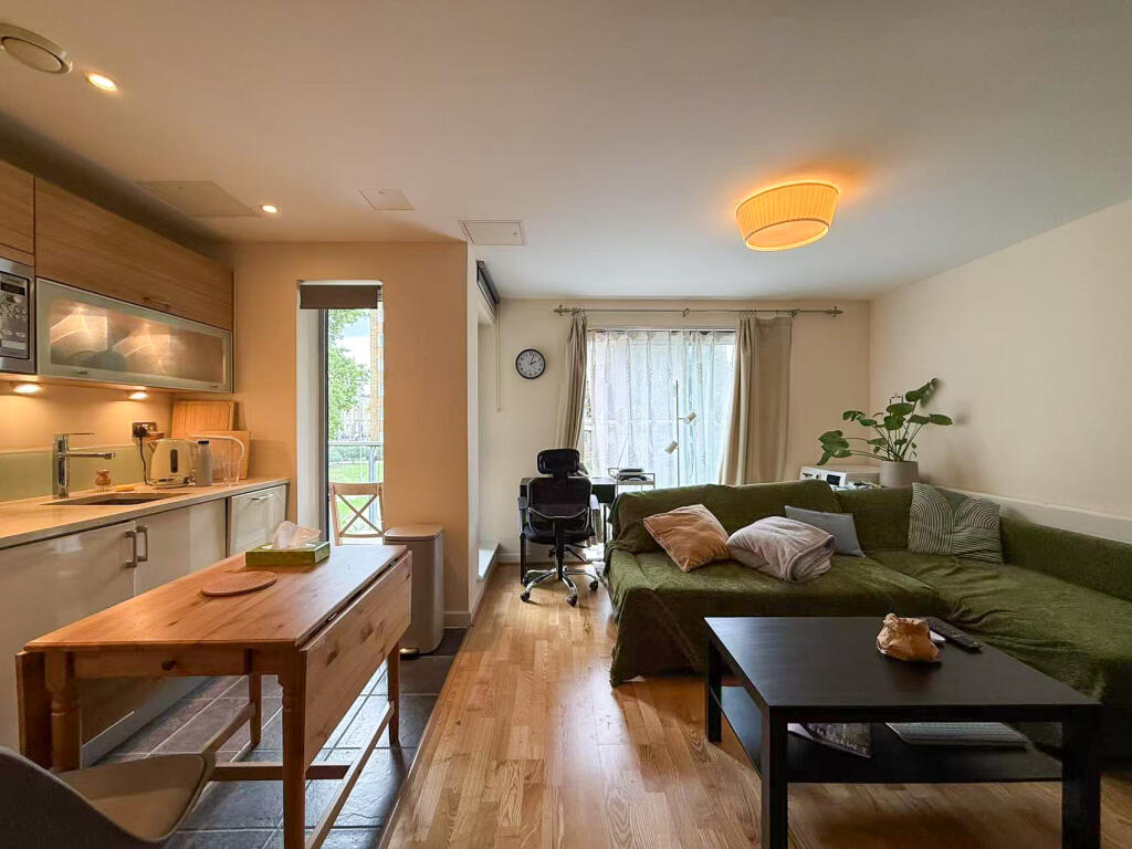 Main image of property: 33 East India Dock Road, Tower Hamlets, London, E14 6DQ