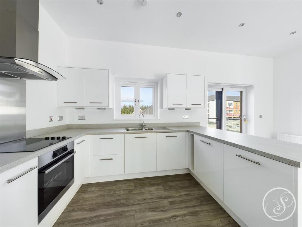 Apartment in Leeds, Brown Moor, Manston - View 2