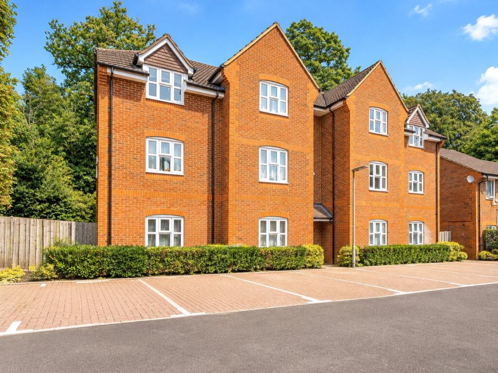 2-bed flat on Hanger Court, Knaphill, Woking, £106,000