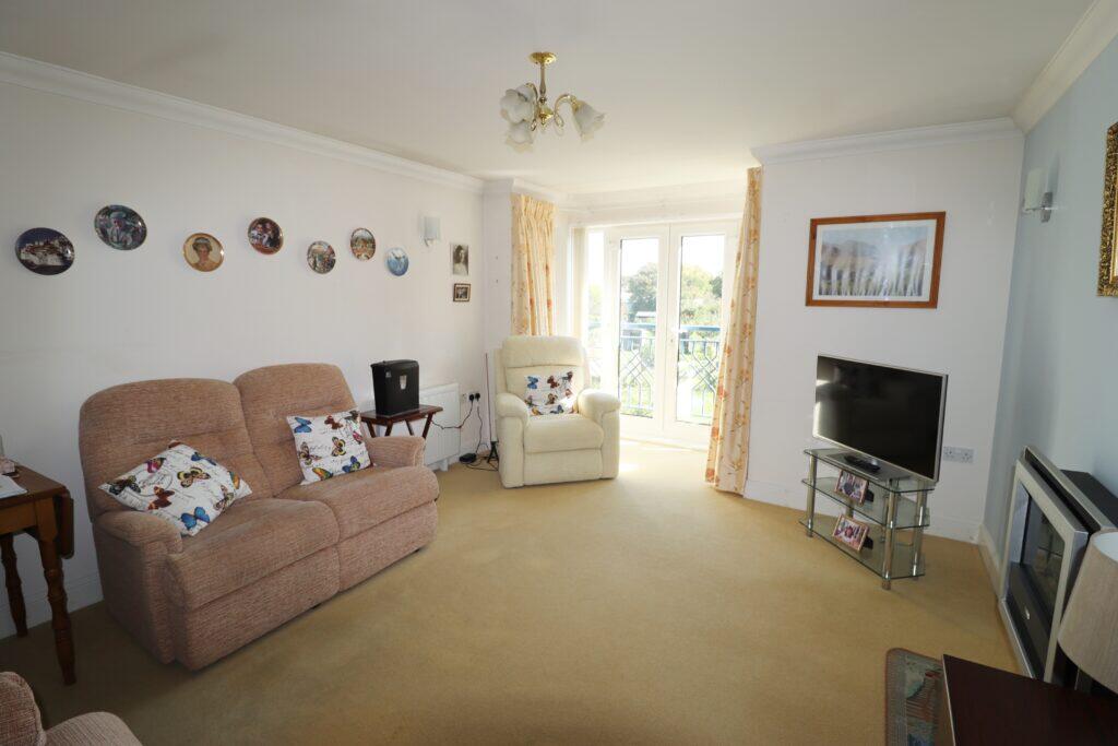 St Leonards Avenue, Hayling Island photo 2