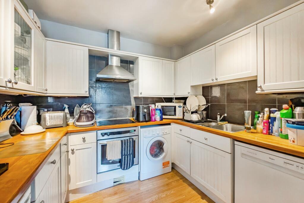 Apartment in Leeds, Morley - View 3