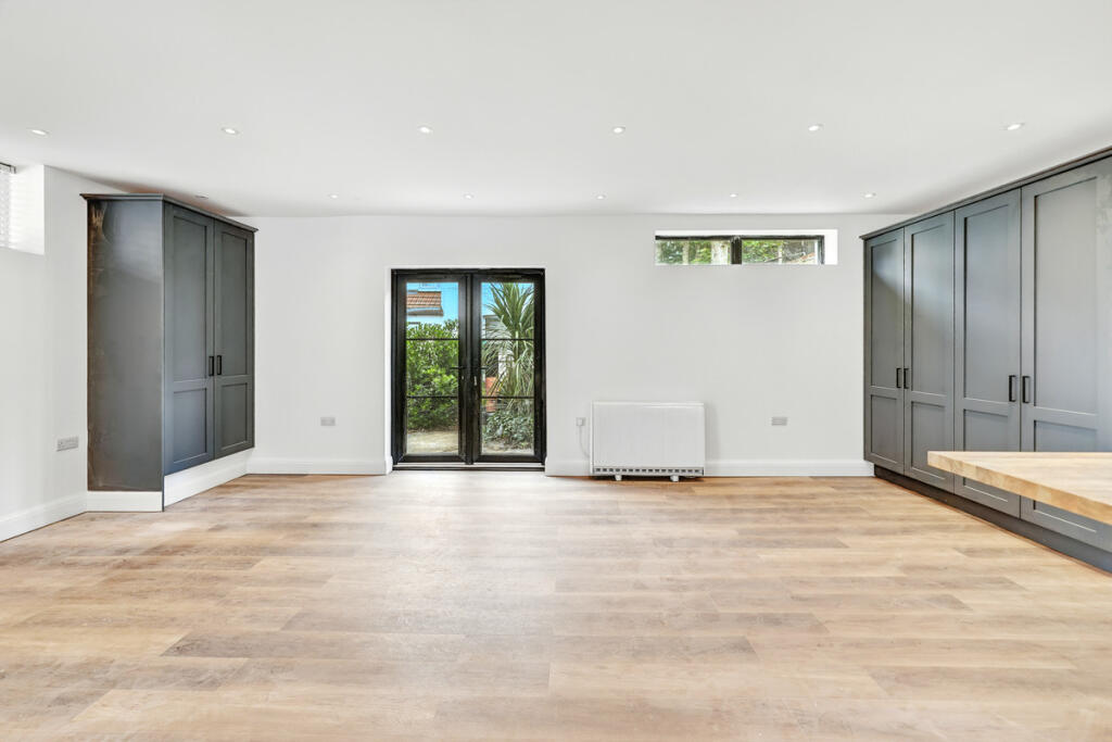 House in Southend-on-Sea - More