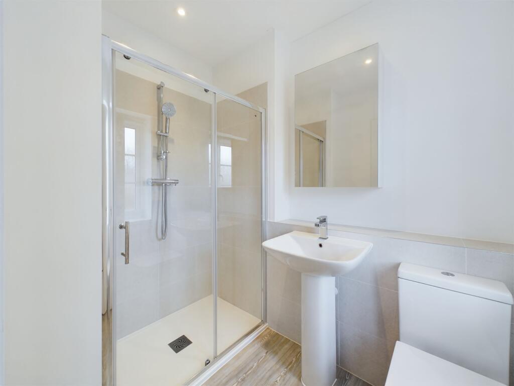 Apartment in Kingston upon Thames - View 4