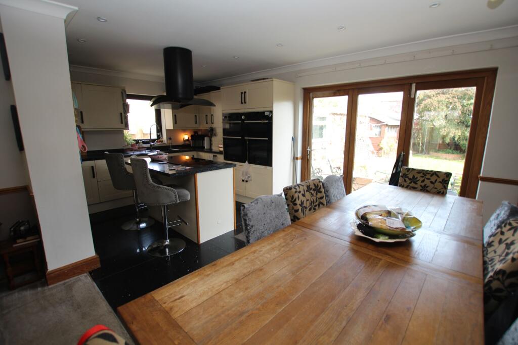 Warwick Crescent, Clacton-on-Sea photo 4