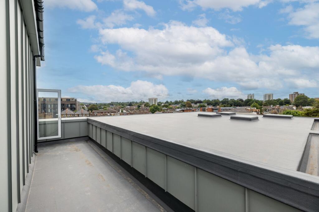 Main image of property: 252A High Street, Croydon, CR0