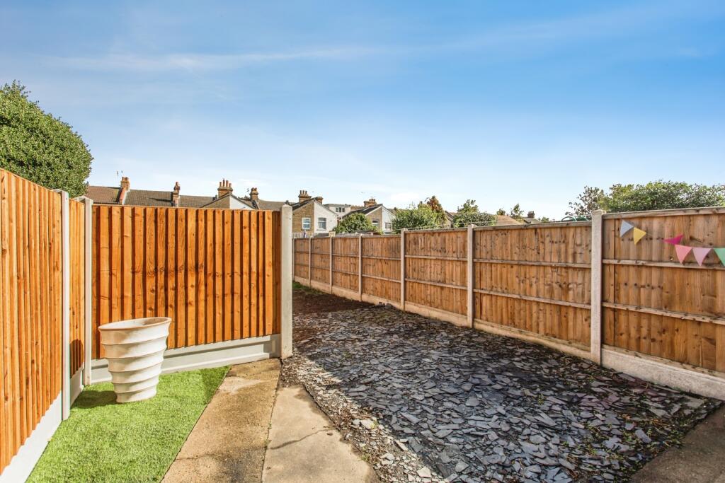 Apartment in Southend-on-Sea - More