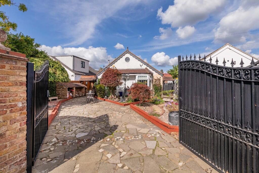 4-bed detached on Bower Way, Slough, Berkshire, SL1, £600,000