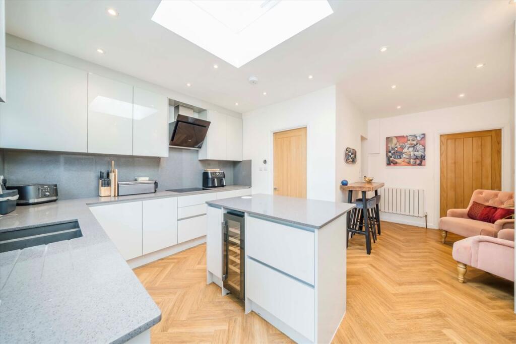 House in London, Royal Borough of Kingston upon Thames - View 4