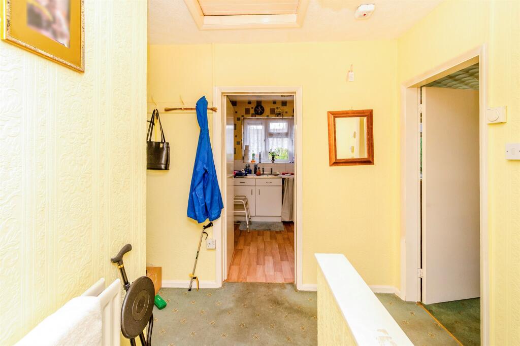 Apartment in Wolverhampton, Wood End - More