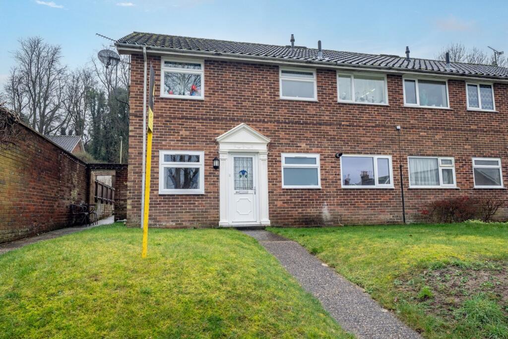 2-bed flat on Neville Close, Andover, SP10, £165,000