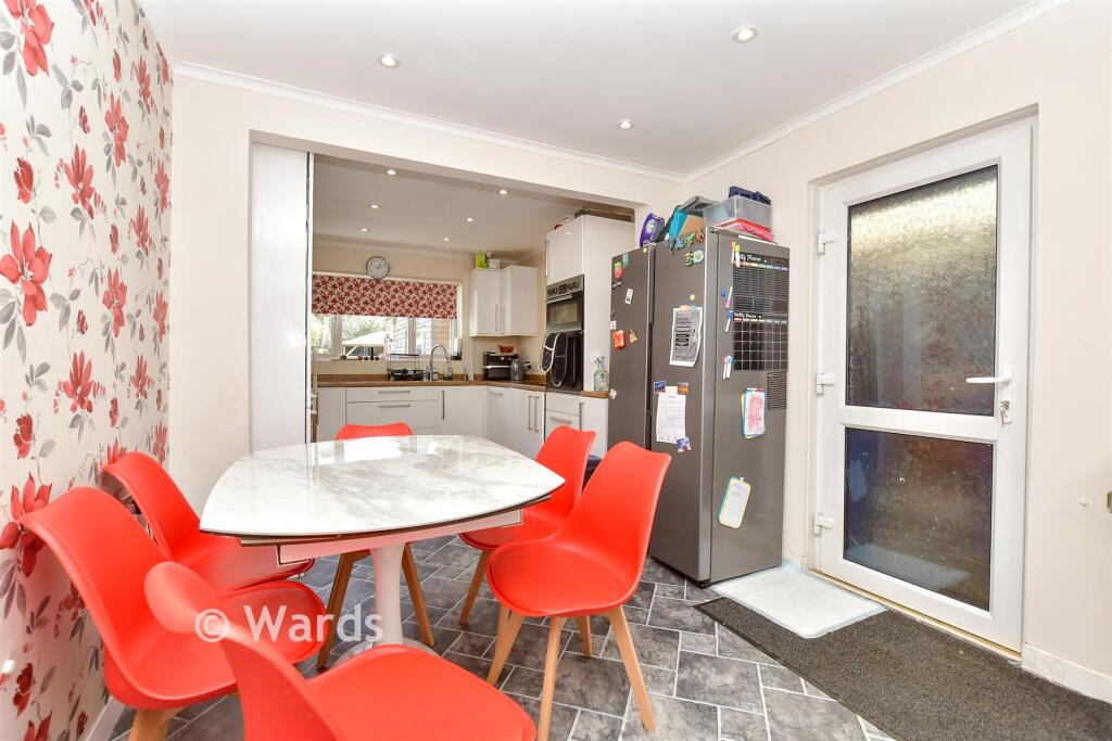 4 bedroom chalet for sale in Roseleigh Road, Sittingbourne, Kent, ME10 - View 3