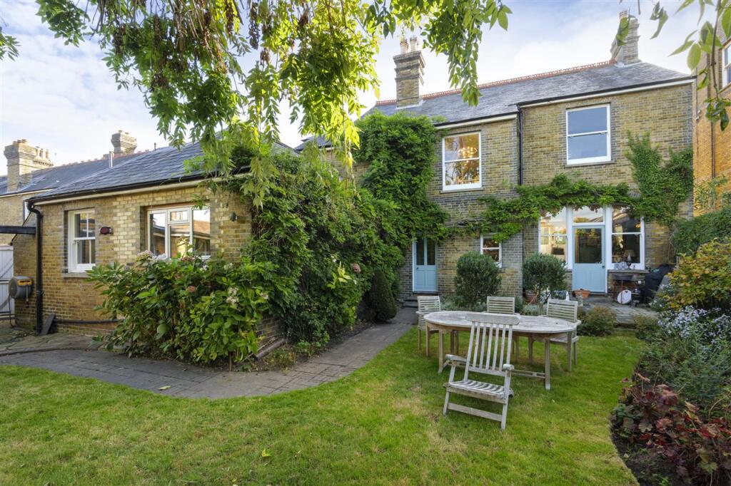 Barty House, Newton Road, Faversham photo 4