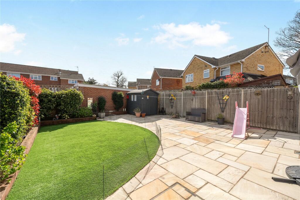 Lymington Avenue, Yateley, Hampshire, GU46 photo 4