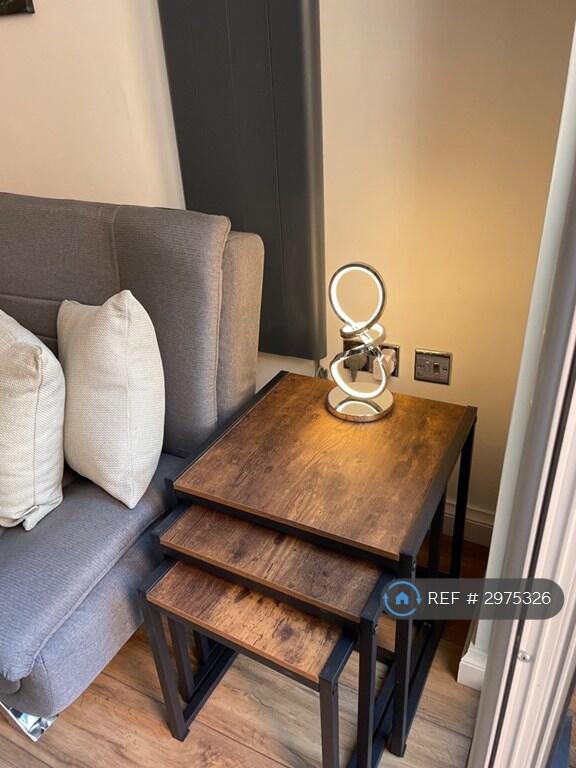 Apartment in Slip End, Woodside - View 5