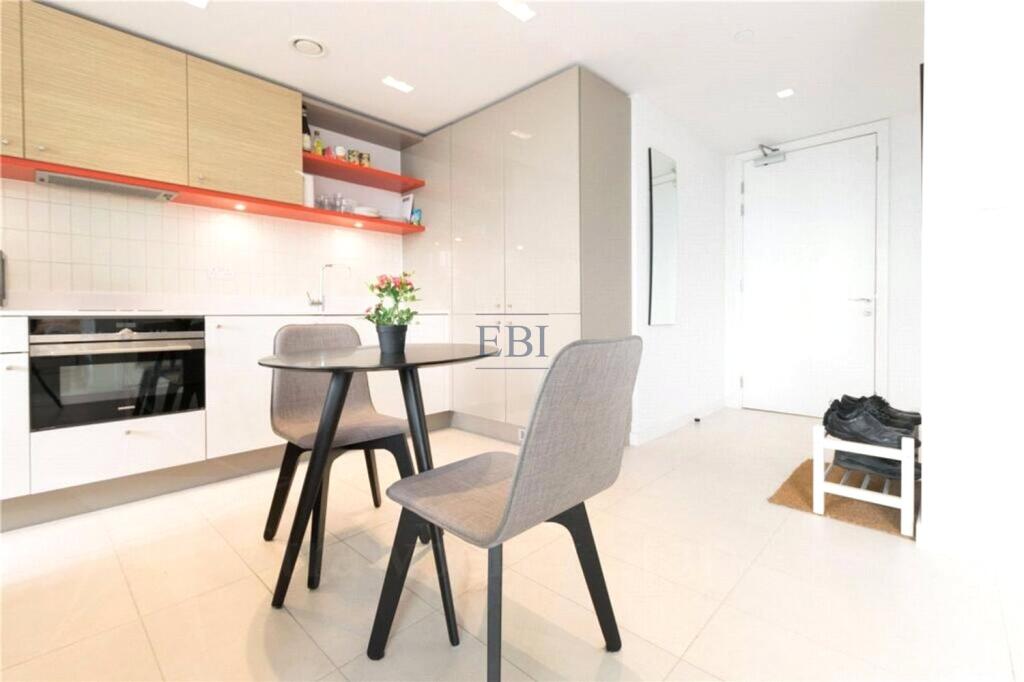 Apartment in London, Custom House, Canning Town - More