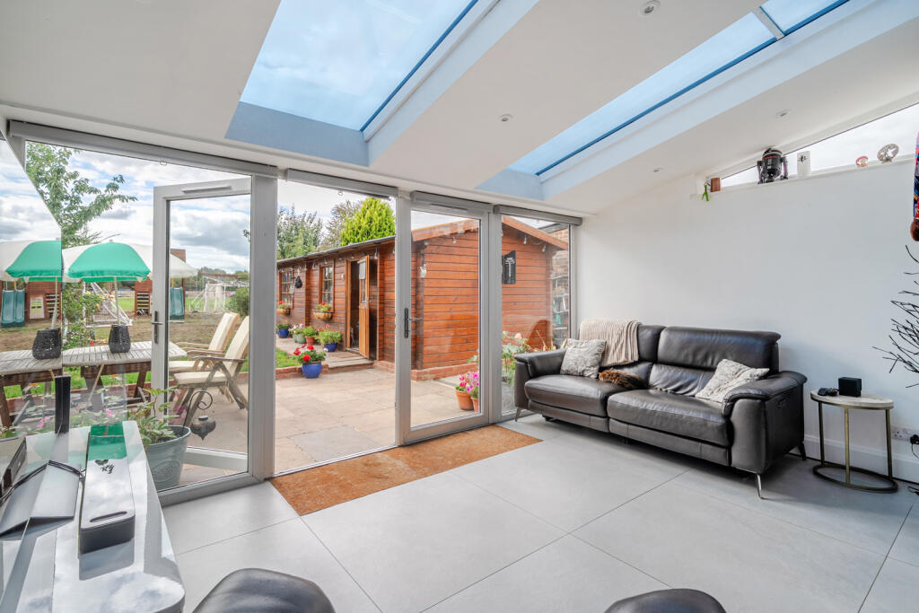 House in Kingston upon Thames - More