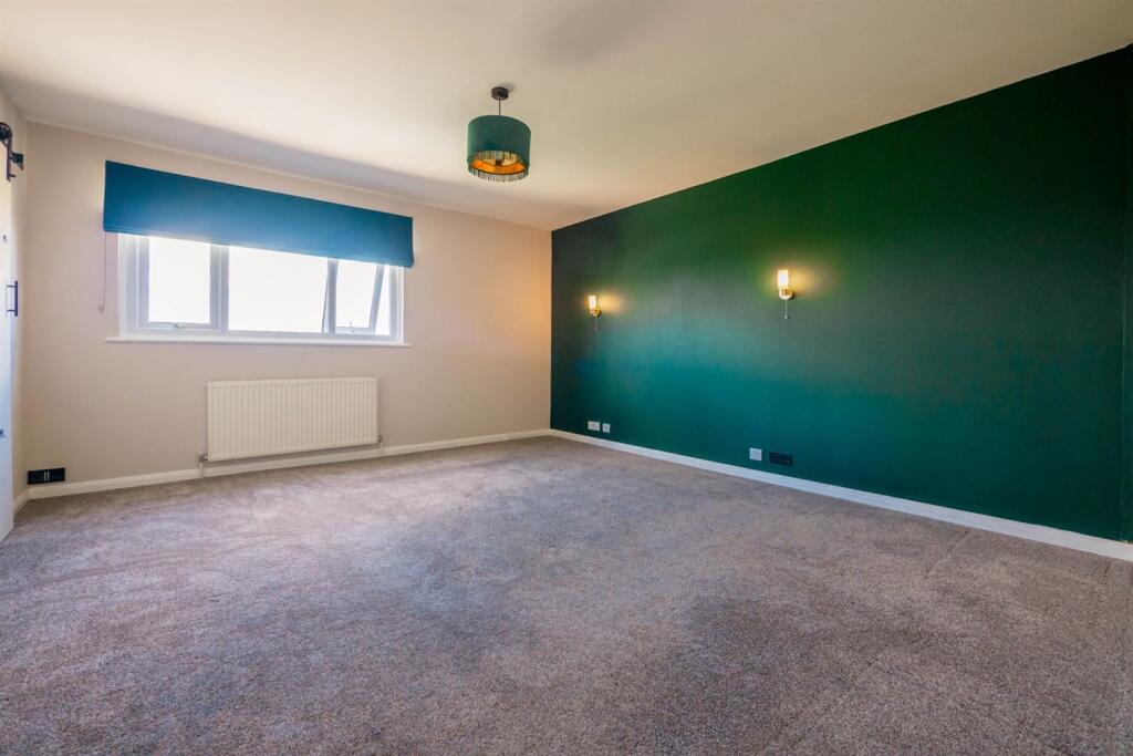 House in Rochford, Rayleigh - More