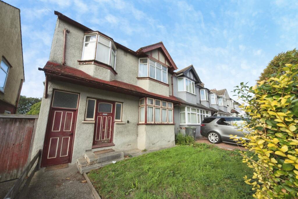 3-bed terraced on Beechwood Road, Luton, £250,000