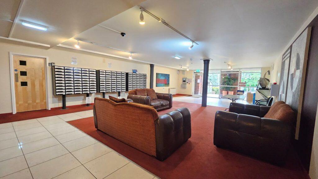 Apartment in Bolton, Dimple - View 3