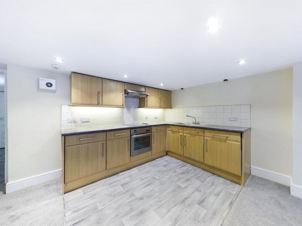 Queens Hotel Apartments, Front Street, Pontefract, WF8 photo 4