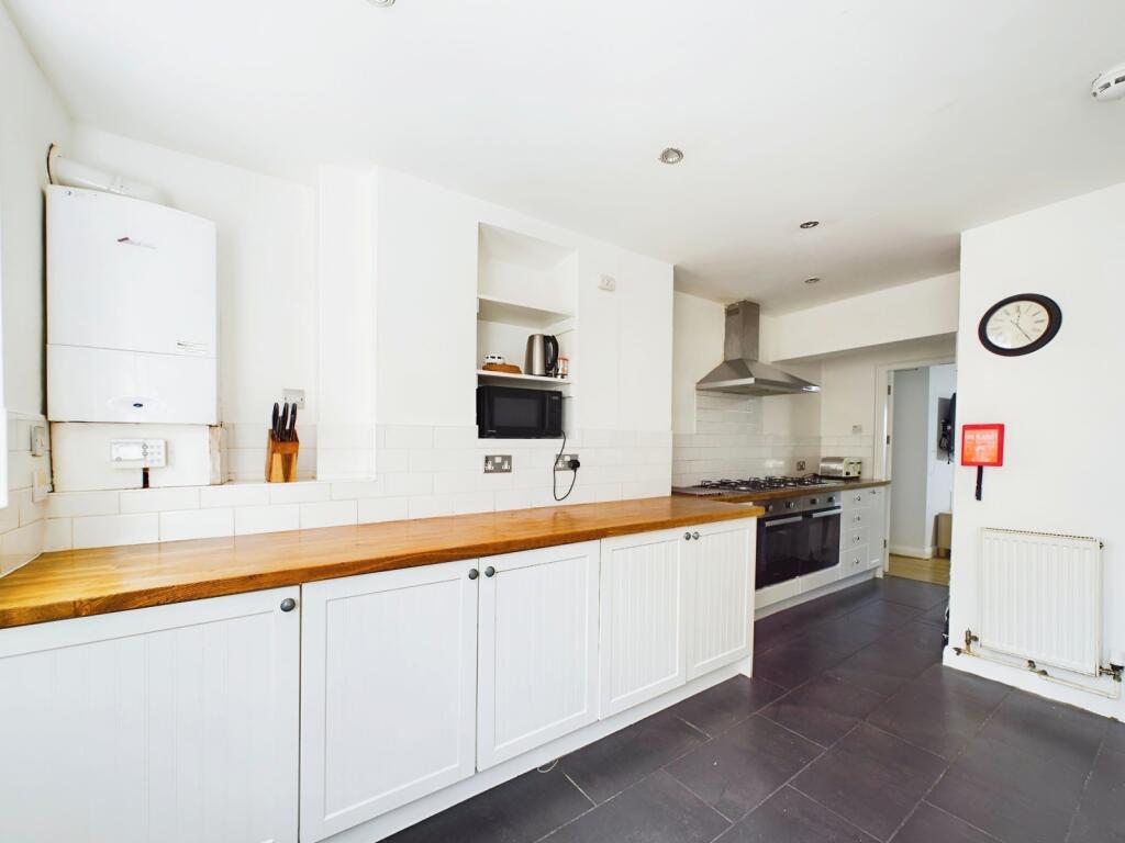House in Leeds, Hyde Park - View 3