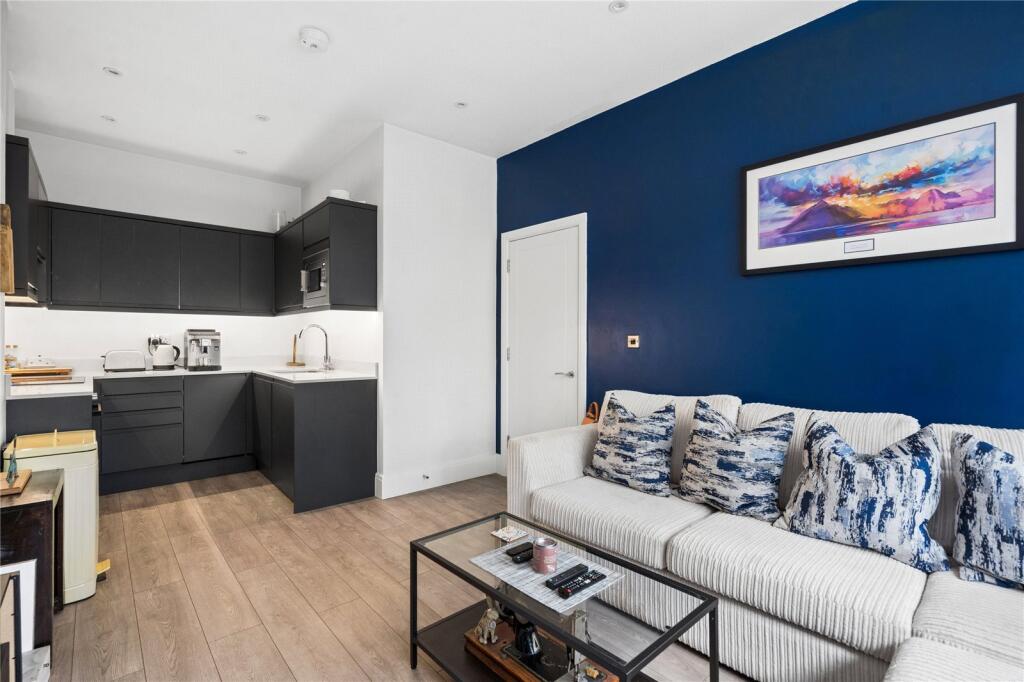 Apartment in Southall - More