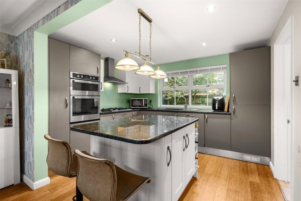 Boltons Lane, Binfield, Bracknell, Berkshire, RG42 photo 2
