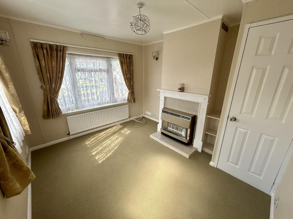 Longcroft Drive, Waltham Cross photo 4