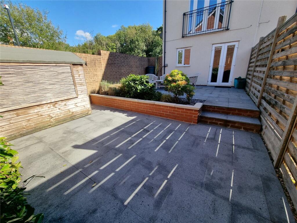 5 bedroom end of terrace house for rent