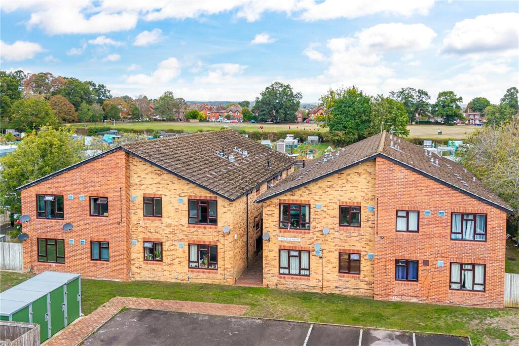 1-bed flat on Glendale Avenue, Newbury, Berkshire, RG14, £147,000