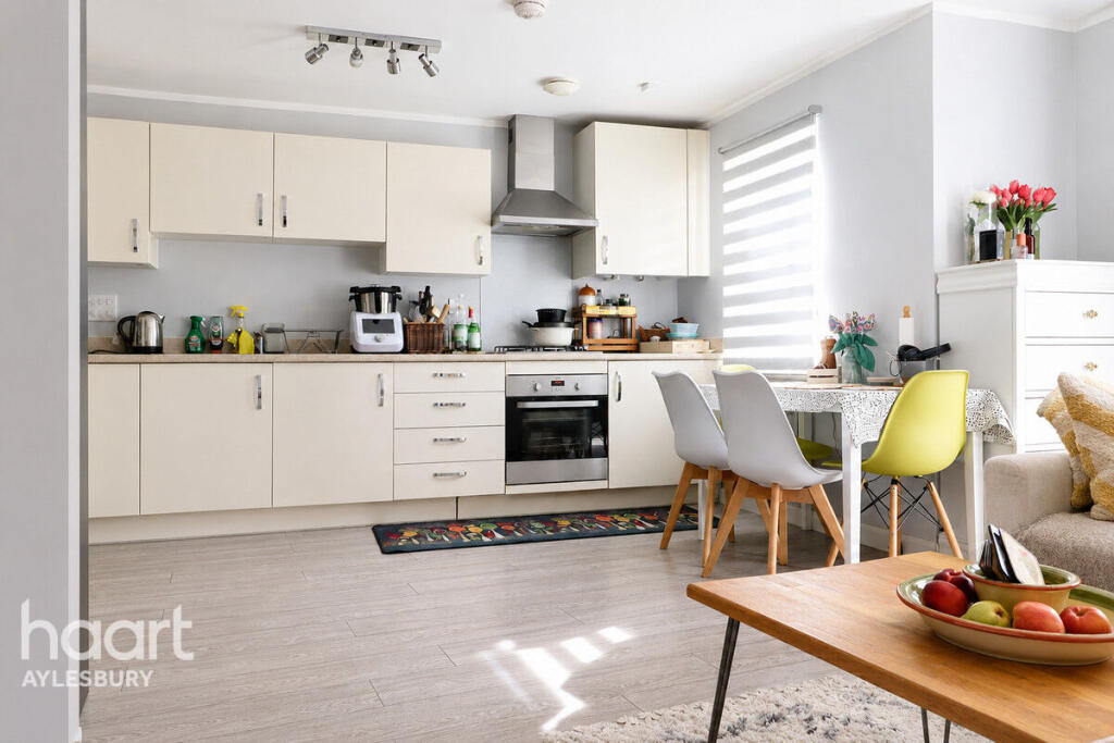 Apartment in Aylesbury, Berryfields - View 3