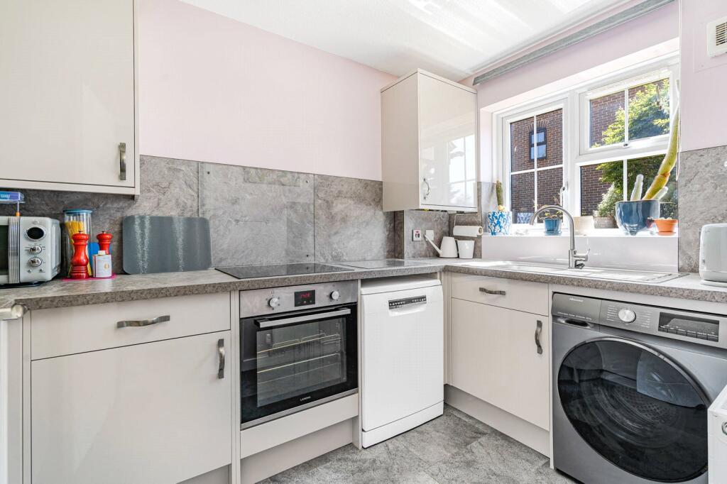 Hurlands Place, Farnham, Surrey, GU9 photo 2