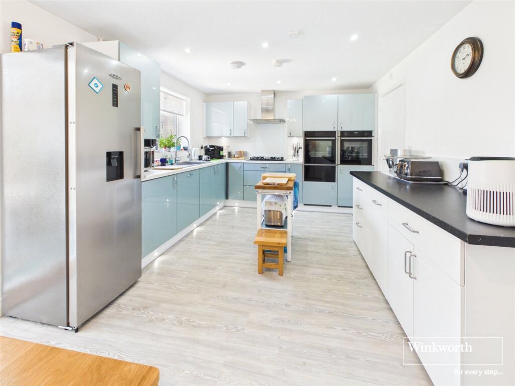 Bullrush Close, Shaw, Newbury, Berkshire, RG14 photo 3