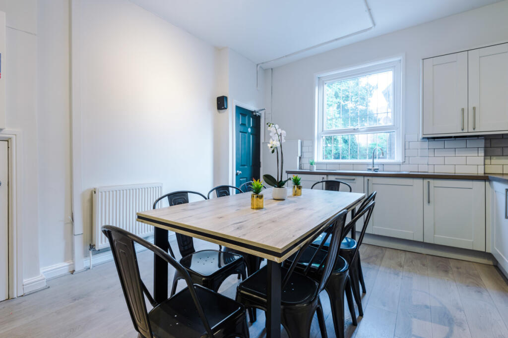114 Woodsley Road, Leeds, LS3 - View 3