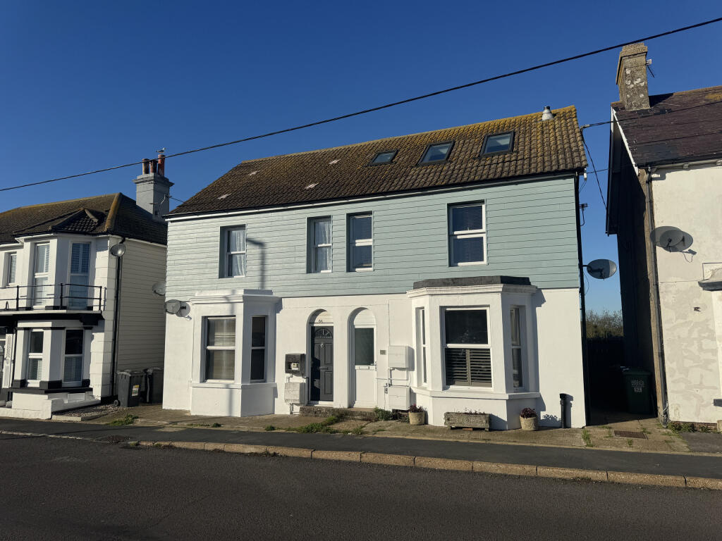 2-bed flat on Eastbourne Road, Pevensey Bay, Pevensey, East Sussex, £210,000