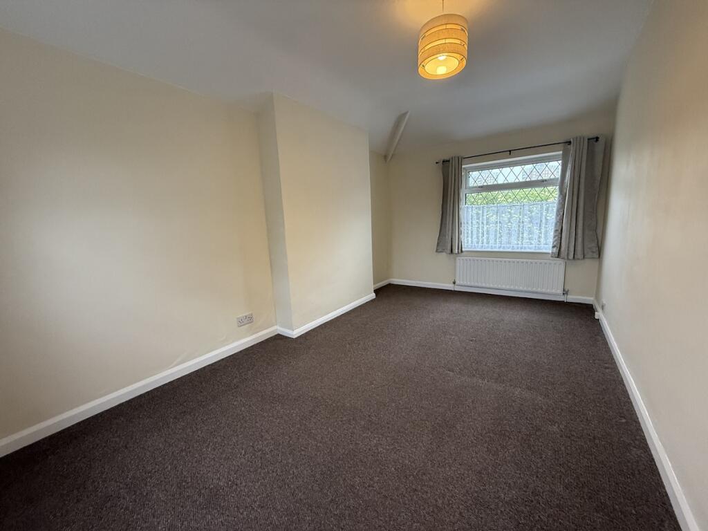 BRIERLEY HILL - Woodbury Close photo 4