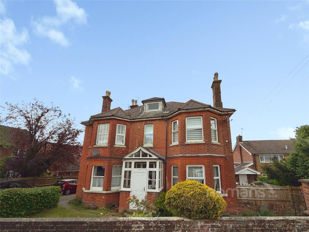 1-bed flat on Church Lane East, Aldershot, Hampshire, £165,000