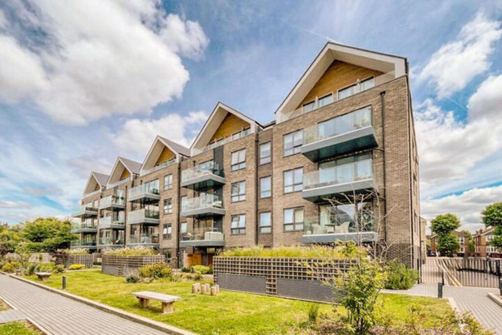2-bed flat on Antoinette Close, Kingston, KINGSTON UPON THAMES, KT1, £600,000