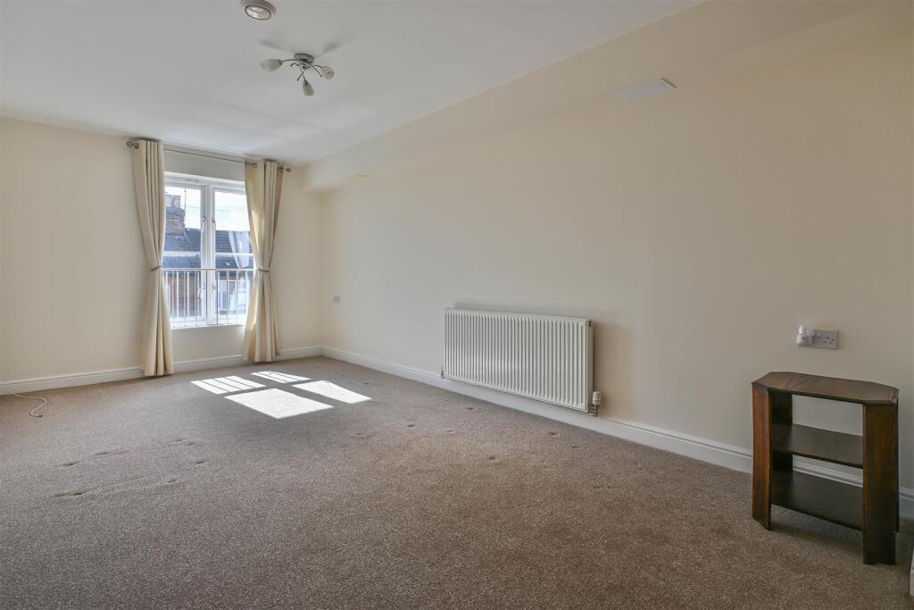Apartment in Brentwood, Essex - View 2