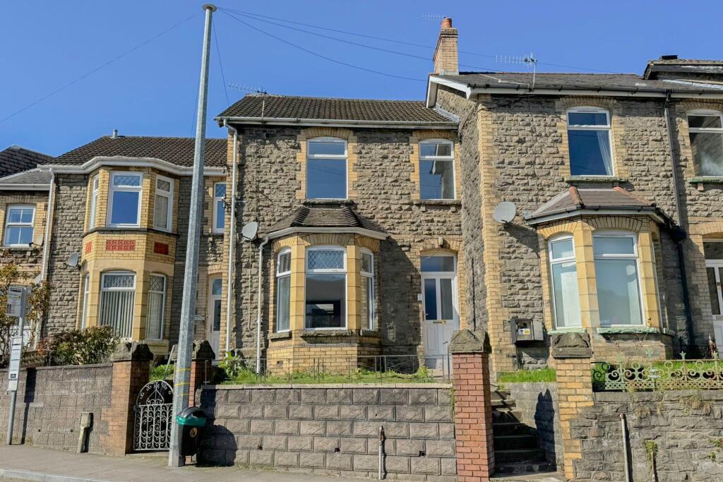 Main image of property: 5 High Street, Newbridge, NP11 4EY