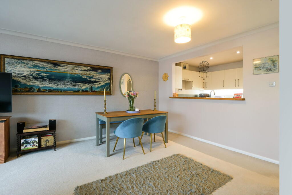 Apartment in Lingfield - View 4